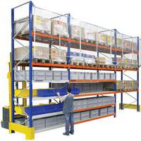 configuratievoorbeeld: 1 basiselement + 2 aanbouwelementen met valbeveiligingsroosters (meegeleverd) en beschermvoet (optioneel)