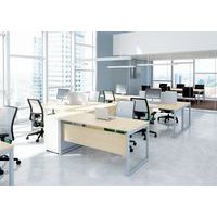 set bestaande uit een recht bureau, een frontpaneel en een lage kast